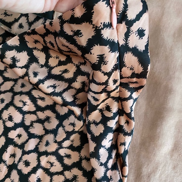 Light pink and black floral pattern midi skirt - Picture 4 of 7